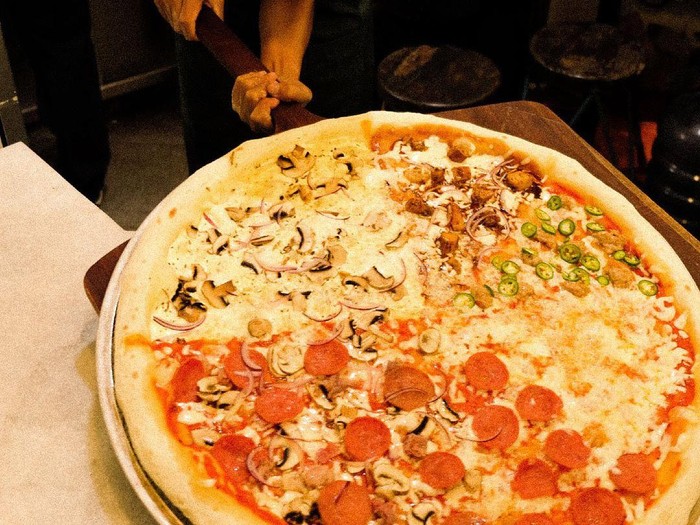 Pizza jumbo Wow! Pizza Ukuran Jumbo Bisa Dipesan Online di 5 Tempat Ini