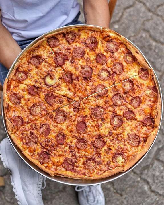 Wow! Pizza Ukuran Jumbo Bisa Dipesan Online di 5 Tempat Ini