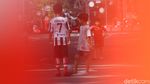 Potret Anak-anak Bermain Bola saat Penutupan Jalan
