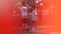 Sejumlah anak-anak memanfaatkan penutupan jalan tersebut untuk bermain.