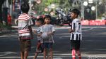 Potret Anak-anak Bermain Bola saat Penutupan Jalan