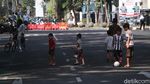 Potret Anak-anak Bermain Bola saat Penutupan Jalan