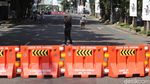 Potret Anak-anak Bermain Bola saat Penutupan Jalan