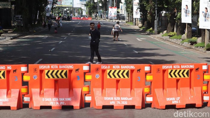 Potret Anak-anak Bermain Bola saat Penutupan Jalan 41 titik akses jalan di Bandung buka tutup untuk menekan penyebaran COVID-19. Sejumlah anak-anak memanfaatkan penutupan tersebut untuk bermain.