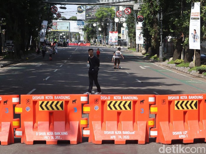 41 titik akses jalan di  Bandung buka tutup untuk menekan penyebaran COVID-19. Sejumlah anak-anak memanfaatkan penutupan tersebut untuk bermain.