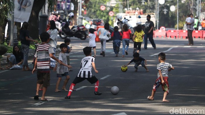 41 titik akses jalan di  Bandung buka tutup untuk menekan penyebaran COVID-19. Sejumlah anak-anak memanfaatkan penutupan tersebut untuk bermain.
