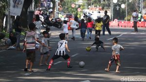 Potret Anak-anak Bermain Bola saat Penutupan Jalan