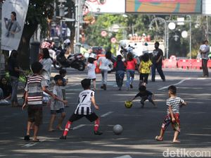 Potret Anak-anak Bermain Bola saat Penutupan Jalan
