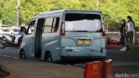 Sepinya penumpang mengakibatkan pendapatan awak angkutan umum Mikrolet anjlok. PPKM darurat diberlakukan di Jawa dan Bali pada tanggal 3-20 Juli 2021 mendatang.