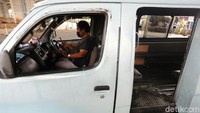 Penyekatan PPKM darurat, berdampak pada kondisi sosial ekonomi sebagian masyarakat. Salah satunya dialami sopir angkot yang melewati Jalan Kalimalang.