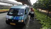 Sebuah angkot menaikkan penumpang di kawasan Jalan Kalimalang, Jakarta, Rabu (7/7/2021).