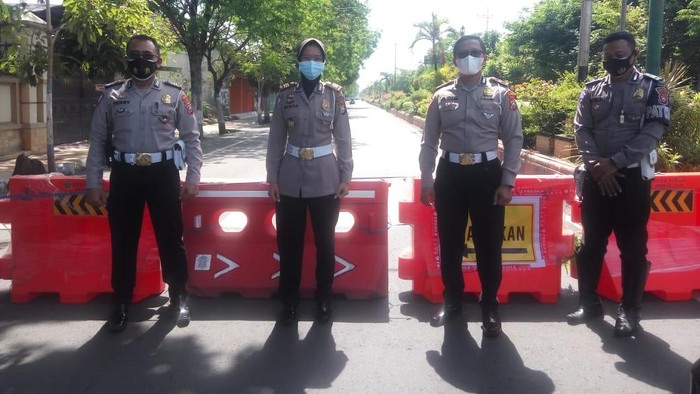 PPKM Darurat mulai dioptimalkan di Nganjuk. Lima penjuru perkotaan Nganjuk ditutup.