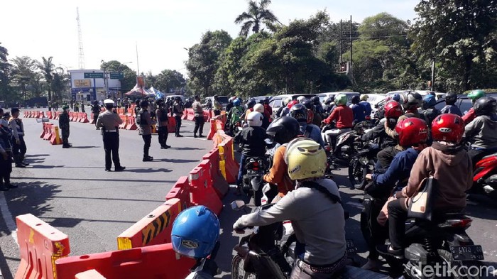 PPKM Darurat di Kota Surabaya memasuki hari kelima. Penyekatan di Bundaran CITO untuk pengendara yang masuk Kota Surabaya ditutup.