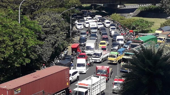 Jalur Bundaran Waru arah Surabaya ditutup total. Seluruh kendaraan dilarang masuk Kota Surabaya termasuk yang pelat L dan W.