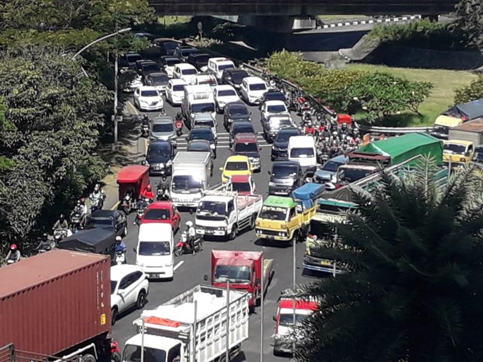Jalur Bundaran Waru arah Surabaya ditutup total. Seluruh kendaraan dilarang masuk Kota Surabaya termasuk yang pelat L dan W.