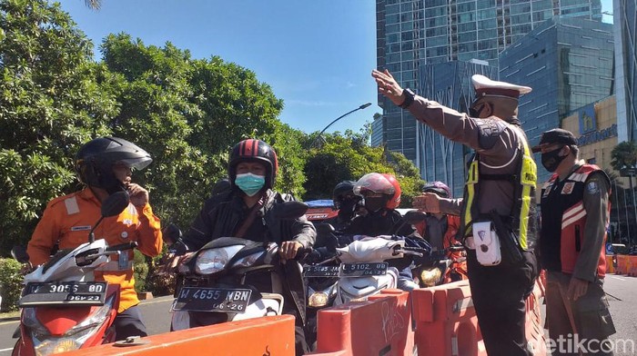 Bundaran Waru arah Surabaya ditutup total di hari kelima PPKM Darurat. Menurut Kapolda Jatim Irjen Nico Afinta, tak hanya jalur itu yang ditutup total.