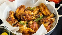 Manis-manis gurih sayap ayam bakar madu ini rasanya bikin ketagihan. Satu tak bakal cukup. Kalau mau puas, kamu bisa bikin sendiri dengan resepnya di sini. Foto: iStock
