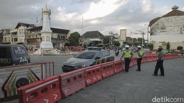 Ruas Jalan Menuju Malioboro Ditutup Selama PPKM Darurat Sejumlah ruas jalan di Kota Jogja ditutup selama penerapan PPKM Darurat. Terutama untuk mencegah kerumunan di kawasan wisata Jalan Malioboro dan sekitarnya.