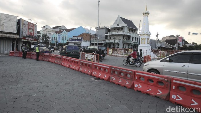 Sejumlah ruas jalan di Kota Jogja ditutup selama penerapan PPKM Darurat. Terutama untuk mencegah kerumunan di kawasan wisata Jalan Malioboro dan sekitarnya.