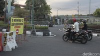 Sistem buka dan tutup masih memungkinkan dilakukan pada pagi hingga siang hari, terutama memberikan akses kepada pengendara roda dua.