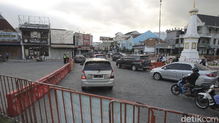 Ruas Jalan Menuju Malioboro Ditutup Selama PPKM Darurat Sejumlah ruas jalan di Kota Jogja ditutup selama penerapan PPKM Darurat. Terutama untuk mencegah kerumunan di kawasan wisata Jalan Malioboro dan sekitarnya.