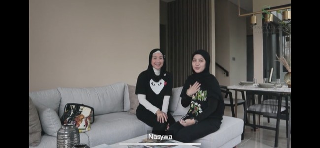 Putri Desy Ratnasari punya cara tersendiri untuk mengajarkan anaknya, Nasywa Nathania, hidup mandiri. Desy membelikan sebuah rumah untuk ditempati Nasywa jelang kuliah nanti. (Foto: Instagram/@thesanctuarycollectionofficial)