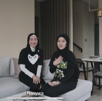 Putri Desy Ratnasari punya cara tersendiri untuk mengajarkan anaknya, Nasywa Nathania, hidup mandiri. Desy membelikan sebuah rumah untuk ditempati Nasywa jelang kuliah nanti. (Foto: Instagram/@thesanctuarycollectionofficial)