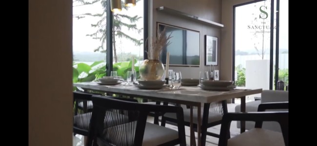 Tampak rumah tersebut hadir dengan interior bernuansa earth-tone seperti coklat yang terasa menyatu dengan alam. Jendala-jendala kaca yang cukup besar membuat rumah terasa lapang. (Foto: Instagram/@thesanctuarycollectionofficial)