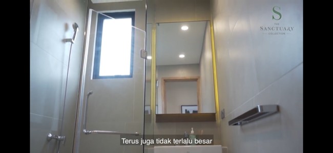 Kamar mandi hadir dengan shower yang dilengkapi pintu kaca. (Foto: Instagram/@thesanctuarycollectionofficial)