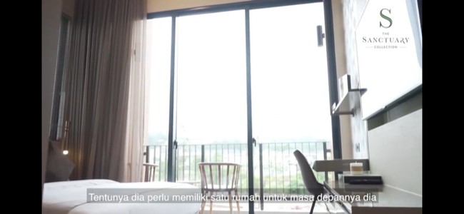Kamar utama memiliki balkon yang bisa dimanfaatkan untuk bersantai sambil menikmati pemandangan di luar. (Foto: Instagram/@thesanctuarycollectionofficial)