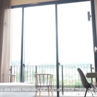 Kamar utama memiliki balkon yang bisa dimanfaatkan untuk bersantai sambil menikmati pemandangan di luar. (Foto: Instagram/@thesanctuarycollectionofficial)