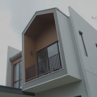 Rumah pilihan Nasywa yang bergaya minimalis kontemporer ini berlokasi di kawasan Sentul, Jawa Barat. Menurut Desy, lokasinya tak jauh dari kampus Nasywa yang berada di Bogor dan terbilang nyaman. Yang penting lingkungannya aman buat saya membiarkan putri saya belajar untuk mandiri, kata mantan artis yang kini menjadi anggota DPR itu. (Foto: Instagram/@thesanctuarycollectionofficial)