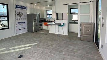 Bagian interior ketika baru dibangun. Fasilitasnya seperti apartemen studio, lengkap untuk kebutuhan sehari-hari. Foto: Boxabl