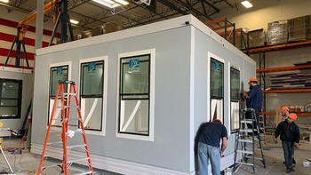 Rumah kontrakan Elon Musk ketika masih dirakit di pabrik sartup Boxabl. Startup ini menyediakan rumah modular yang dapat dibuat sesuai keinginan. Biaya pembuatannya murah dan dapat diangkut dengan mudah. Foto: Boxabl