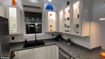 Penampakan lemari dapur. Netizen pun menanggapinya beragam. Ada yang mengumbar pujian, tapi ada juga yang curiga kenapa Elon Musk mau tinggal di kontrakan sederhana, padahal uangnya begitu banyaknya dan terbiasa dengan kenyamanan. Foto: Boxabl