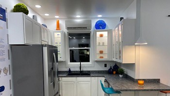 Ada dapur dan kulkas besar serta didesain dengan cukup mewah. Akan tetapi tetap saja rumah semacam ini dianggap mengejutkan lantaran Elon Musk hartanya ribuan triliun dan biasa tinggal di rumah mewah. Saat ini, hartanya di kisaran USD 166 miliar atau di kisaran Rp 2.400 triliun. Foto: Boxabl