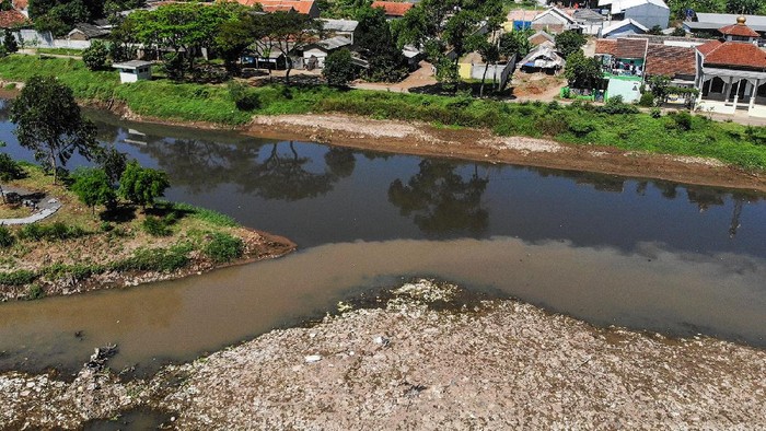 SAMPAH DI SUNGAI CITARUM Warga mengambil sampah yang menutupi pertemuan antara Sungai Citepus dan Sungai Citarum di Kampung Bojong Citepus, Dayeuhkolot, Kabupaten Bandung, Jawa Barat, Senin (21/6/2021). Warga setempat berharap agar pemerintah terkait mengangkut sampah tersebut karena dikhawatirkan dapat menimbulkan berbagai macam penyakit. ANTARA FOTO/Raisan Al Farisi/foc.