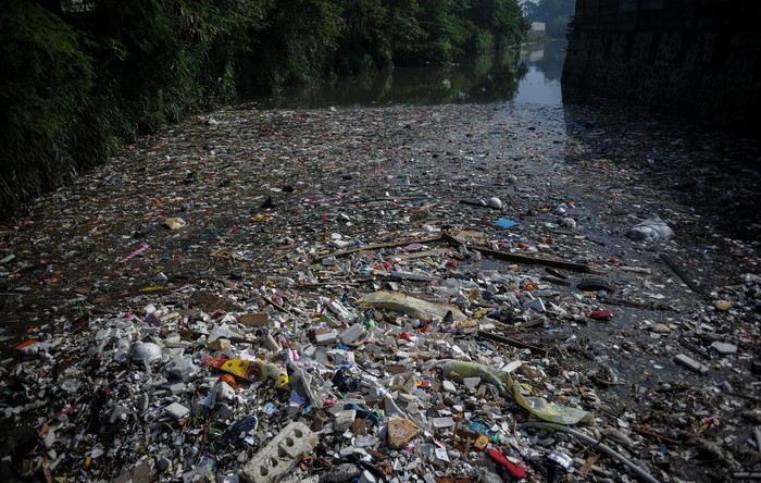 Warga mengambil sampah yang menutupi pertemuan antara Sungai Citepus dan Sungai Citarum di Kampung Bojong Citepus, Dayeuhkolot, Kabupaten Bandung, Jawa Barat, Senin (21/6/2021). Warga setempat berharap agar pemerintah terkait mengangkut sampah tersebut karena dikhawatirkan dapat menimbulkan berbagai macam penyakit. ANTARA FOTO/Raisan Al Farisi/foc.