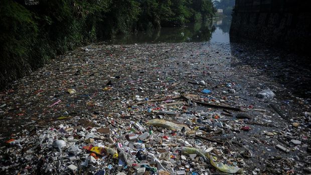 Warga mengambil sampah yang menutupi pertemuan antara Sungai Citepus dan Sungai Citarum di Kampung Bojong Citepus, Dayeuhkolot, Kabupaten Bandung, Jawa Barat, Senin (21/6/2021). Warga setempat berharap agar pemerintah terkait mengangkut sampah tersebut karena dikhawatirkan dapat menimbulkan berbagai macam penyakit. ANTARA FOTO/Raisan Al Farisi/foc.