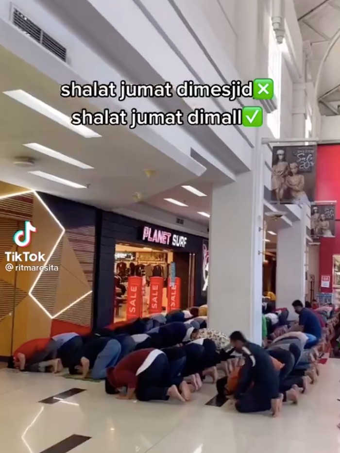 Sebuah video memperlihatkan sekumpulan pria salat berjamaah di mal di Makassar viral (Screenshot video viral)