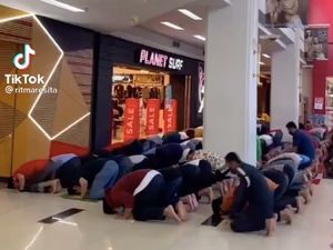 Viral Warga Makassar Jumatan di Selasar Mal, Begini Faktanya