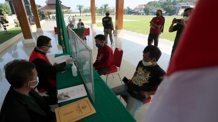 SIDANG DI TEMPAT OPERASI YUSTISI PPKM DARURAT Warga yang terjaring operasi yustisi PPKM Darurat mengikuti sidang di tempat di pendopo Sasana Adhi Praja Blitar, Jawa Timur, Rabu (7/7/2021). Hakim tunggal menjatuhkan pidana denda rata-rata Rp30 ribu per orang yang terbukti melanggar protokol kesehatan dan aturan pemberlakukan PPKM Darurat di daerah itu. ANTARA FOTO/Irfan Anshori/wsj.