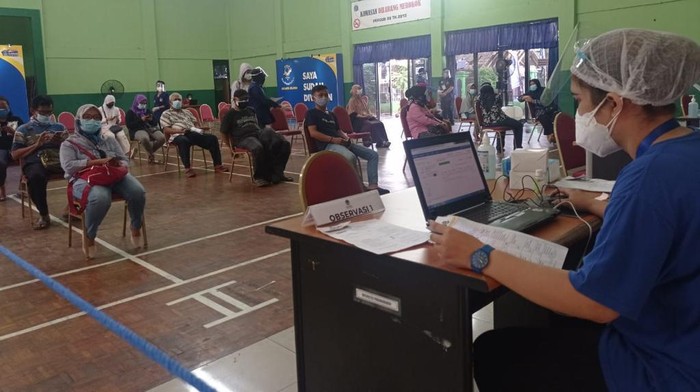 Sentra vaksinasi di Gelanggang Remaja, Pesanggrahan, Jakarta, digelar dengan target 100  ribu warga dalam dan luar DKI.