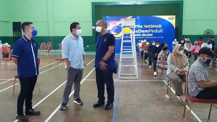 Suasana Vaksinasi di Gelanggang Remaja Pesanggrahan Sentra vaksinasi di Gelanggang Remaja, Pesanggrahan, Jakarta, digelar dengan target 100 ribu warga dalam dan luar DKI.