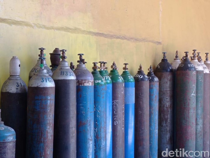 Kelangkaan oksigen menjadi kekhawatiran di tengah lonjakan kasus COVID-19. Namun Pemkab Sidoarjo memastikan, stok oksigen di 19 RS rujukan COVID-19 aman.