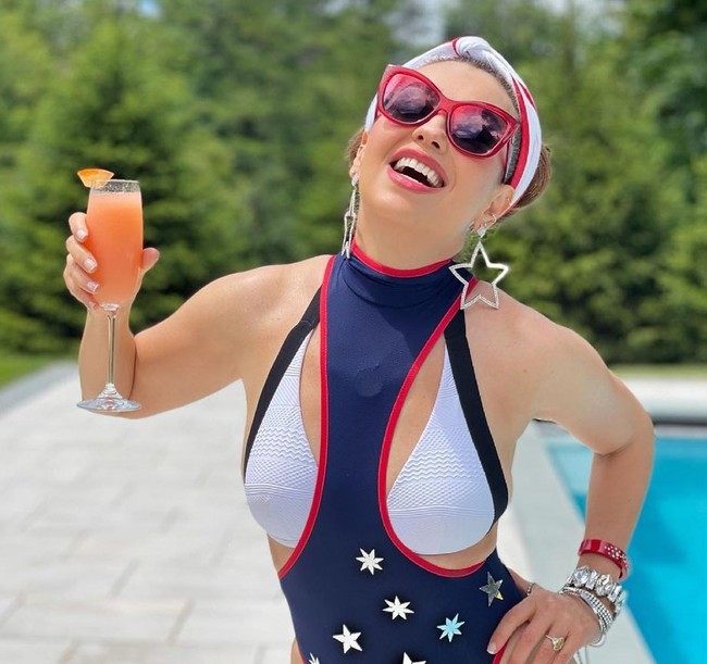 Model baju renang dengan potongan paha tinggi semakin menonjolkan keseksian bintang telenovela ‘Marimar’ dan ‘Maria Cinta yang Hilang’ ini. Foto: Instagram/@thalia