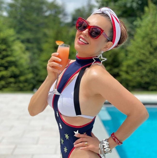 Ibu dua anak ini tampil dengan baju renang bernuansa nautical berwarna biru navy serta motif bintang-bintang. Ia mengenakan koleksi dari brand lingerie dan busana renang dari Andres Sarda. Foto: Instagram/@thalia