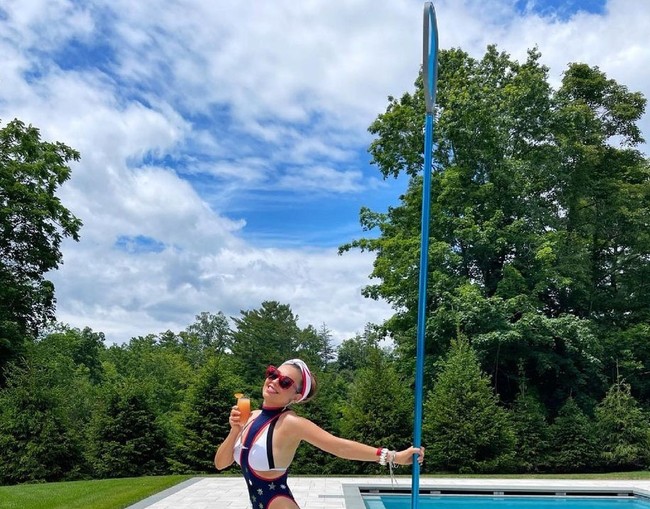 Penampilannya pun menuai pujian. Banyak netizen terkesima hingga tak percaya kalau Thalia sudah berusia 49 tahun, dan sebentar lagi akan menginjak kepala lima. Foto: Instagram/@thalia