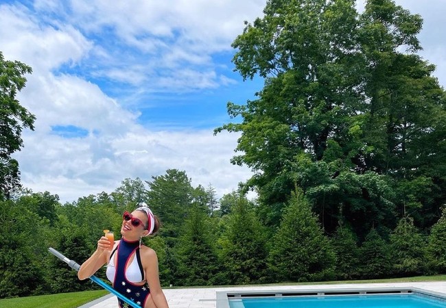 Lewat Instagram, ia kerap memperlihatkan tubuh yang masih fit, ramping dan seksi hingga membuat netizen takjub. Ditambah lagi, wajahnya pun tampak tak menua sejak kemunculannya sebagai bintang telenovela sejak 35 tahun lalu. Foto: Instagram/@thalia