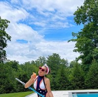 Lewat Instagram, ia kerap memperlihatkan tubuh yang masih fit, ramping dan seksi hingga membuat netizen takjub. Ditambah lagi, wajahnya pun tampak tak menua sejak kemunculannya sebagai bintang telenovela sejak 35 tahun lalu. Foto: Instagram/@thalia